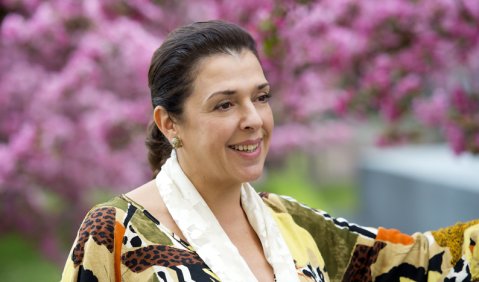 Festivalgründerin Elena Bashkirova im Garten des Jüdischen Museums Berlin. Foto: Monika Rittershaus