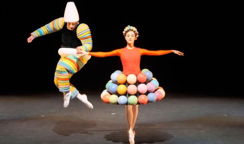 Das Triadische Ballett - Türke, Türkenrock - Sebastian Goffin, Marta Navarrete Villalba. Foto: Wilfried Hösl