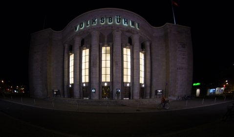 Volksbühe Berlin bei Nacht. Foto: Hufner