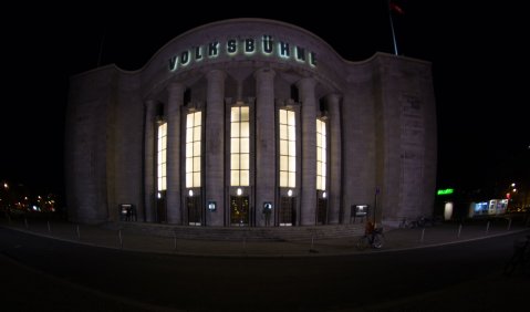 Volksbühne Berlin bei Nacht. Foto: Hufner