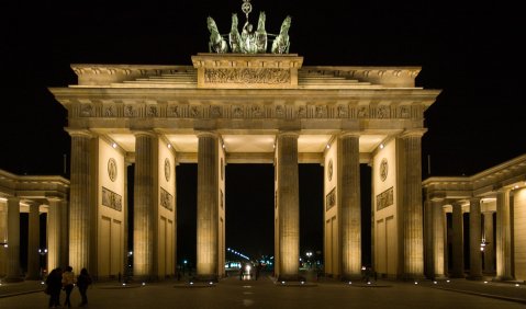 Dunkel in Berlin. Es leuchten die Leuchttürme. Foto: Hufner