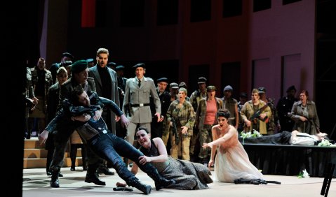 Manfred Wulfert (Bohemund), Richard Samek (Don Cesar), Lucia Cervoni (Donna Isabella), Noa Danon (Beatrice) im Hintergrund Hale Soner (Page), Johannes Stermann (Diego), Martin-Jan Nijhof (Kajetan) und Opernchor. Foto: Nilz Böhme