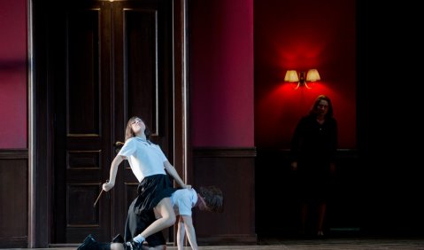 Sónja Grané (Flora), Thomas Lichtenecker (Miles), Emma Bell (Governess). Foto: Monika Rittershaus