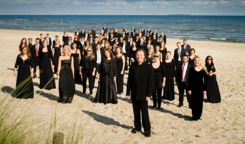 Baltic Sea Youth Philharmonic mit Kristjan Järvi am Strand von Peenemünde. Foto: Peter Adamski