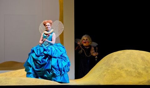 v.l.n.r.: Paula Murrihy (Orontea) und eine Statistin der Oper Frankfurt. Foto: Monika Rittershaus