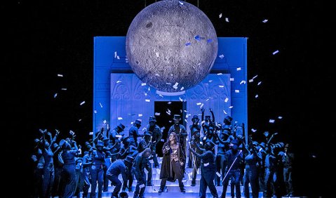 Christophe Colomb. Johan Hyunbong Choi (Christophe Colomb I), Chor und Extrachor des Theater Lübeck. Foto: Jochen Quast
