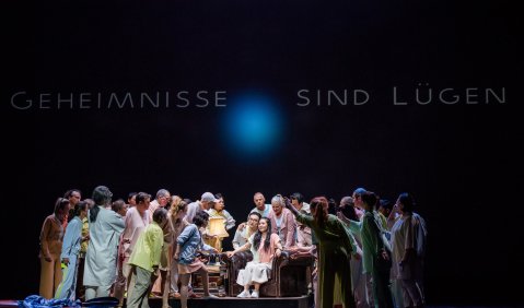 The Circle - Sayaka Shigeshima (Mae), Opernchor des DNT und Extrachor aus Studierenden der HfM FRANZ LISZT Weimar. Foto: © Candy Welz