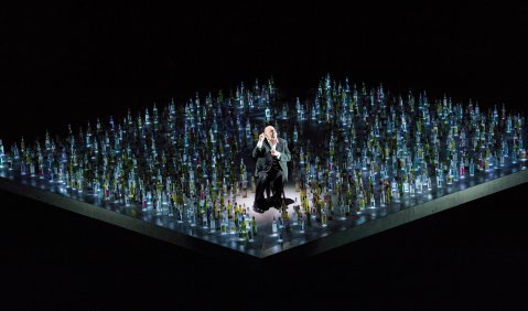  „Les Contes d'Hoffmann“ an der Komischen Oper Berlin. Foto: Monika Rittershaus