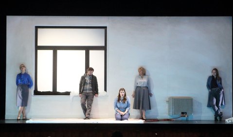  The Consul: Niamh O'Sullivan (Die Sekretärin), Johannes Kammler (John Sorel), Selene Zenetti (Magda Sorel), Helena Zubanovich (Die Mutter), Alyona Abramowa (Vera Boronel). Foto: © Wilfried Hösl