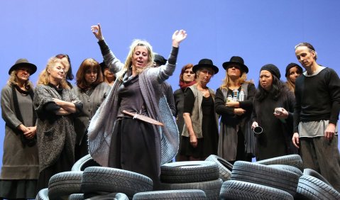 Rita Kapfhammer (als Azucena), Damen und Herren des Opern- und Extrachores. Foto: © Claudia Heysel