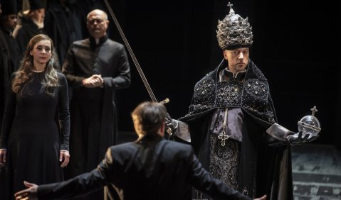 Gabrielle Mouhlen (Elisabetta), Rainer Maria Röhr (Ein königlicher Herold), Gaston Rivero (Don Carlo), Ante Jerkunica (Filippo II.) (v.l.). Foto: Matthias Jung