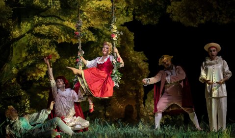 Joseph Dennis (Brighella), Torben Jürgens (Truffaldin), Daniela Fally (Zerbinetta), Carlos Osuna (Scaramuccio), Rafael Fingerlos (Harlekin). Foto: © Ludwig Olah