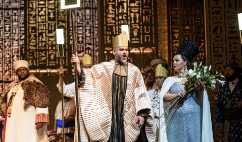 Ntlale als Amonasro, Kakhaber Shavidse als Ramphis, Eliška Weissová als Amneris und Chor. Foto: Lutz Edelhoff