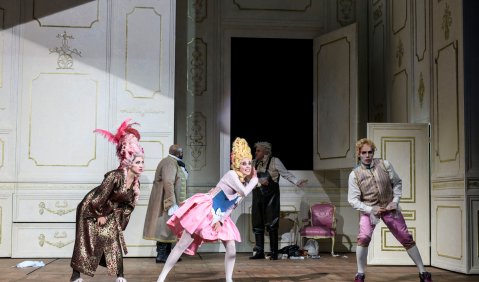 Die Hochzeit des Figaro | Elbenita Kajtazi als Gräfin Almaviva, Daniela Gerstenmeyer als Susanna und Ks. Máté Sólyom-Nagy als Figaro | Foto: Lutz Edelhoff