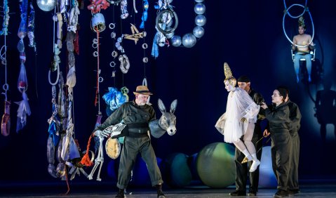 Tomas Mielentz (Esel), Martin Vogel & Steffi König (Titania-Puppe), Julia Neumann (rechts oben als Titania) | Foto: Lutz Edelhoff