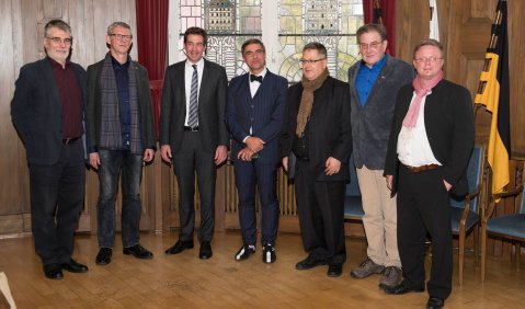 Gruppenbild ohne Dame. v.l.n.r.: Ralf Hoyer (DKV), Frank Kämpfer, OB Erik Pauly, Laudator Moritz Eggert, Alexander Strauch (DKV), Theo Geißler und Johannes K. Hildebrandt (DKV). Foto: Susanne van Loon