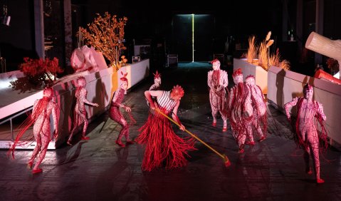 Frank Albrecht (Puck; mit Besen) und Kinderchor der Oper Frankfurt inklusive Solist*innen (Elfen). Foto: Monika Rittershaus.