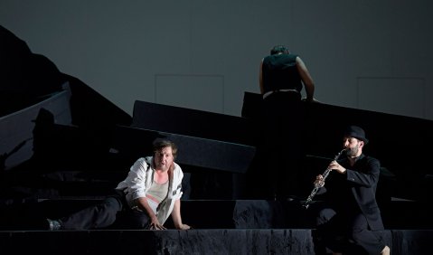 v.l.n.r. Vincent Wolfsteiner (Tristan), Christoph Pohl (Kurwenal) und Romain Curt (Englischhorn). Foto: Barbara Aumüller