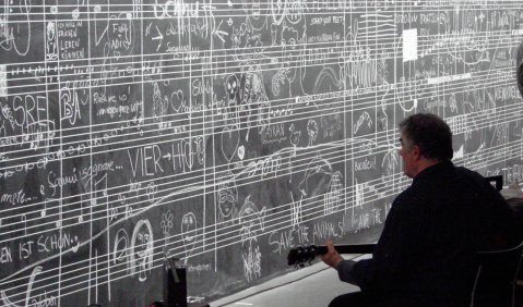 Fred Frith vor der Impulswand. Foto: Dietrich Heissenbüttel