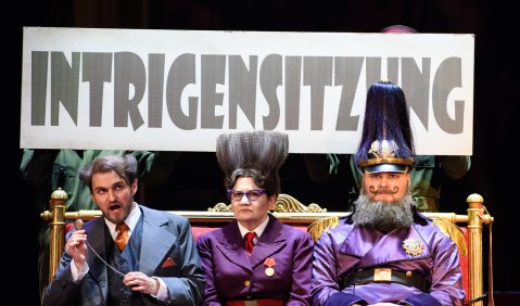 Gunnar Frietsch (Baron Puck), Sigrid Hauser (Erusine von Nepomukka), Alexander Grassauer (General Bumm). Foto: © Jean-Marc Turmes