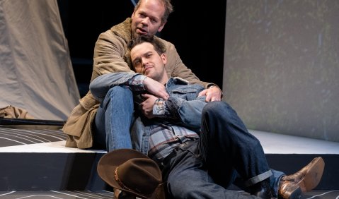 „Brokeback Mountain“ eiskalt: Charles Wuorinens Oper in Gießen. Samuel Levine (vorne), Sebastian Noack. Foto: Rolf K. Wegst.