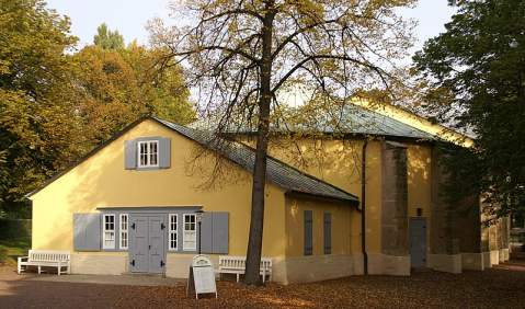 Goethe-Theater in Bad Lauchstädt mit Millionen Euro restauriert. Foto: wikimedia commons https://upload.wikimedia.org/wikipedia/commons/c/ce/BadLauchst%C3%A4dtTheater01.jpg