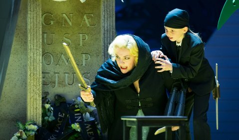 v.l.: Svitlana Slyvia, Benjamin Brade. © Foto: Theater, Oper und Orchester GmbH, Falk Wenzel