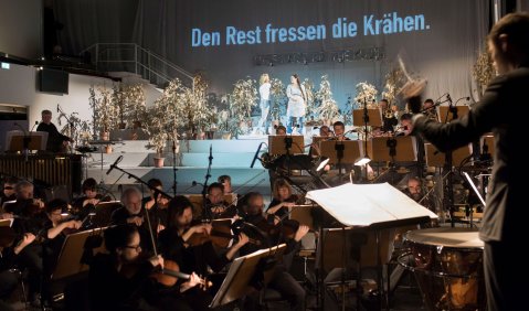 Staatskapelle Halle, Dirigent: Michael Wendeberg, auf der Bühne dahinter v.l.n.r.: Marie Friederike Schöder (Jana), Tehila Goldstein (Hennny). Foto: © Theater-, Oper und Orchester GmbH Halle, Foto: Falk Wenzel