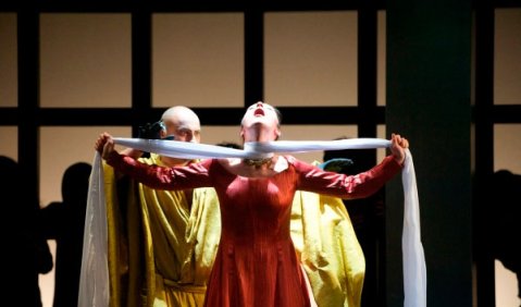 Eine atem­be­rau­bende Begeg­nung: Yang Guifei (Rebekka Reister) und der Eunuch Gao Lishi (Algirdas Bagdonavičius). Foto: Chris­tian Enger