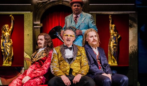 Andreas Rainer (li, Florimond), Radoslaw Rydlewski (Theaterdirektor) und Justus Seeger (Henry). Milko MIley (Gerichtsvollzieher Pisquatschec) hinten. Foto: © Kirsten Nijhof