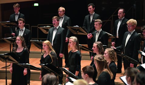 „Alpha & Omega“ – das Gründungskonzert des Bundesjugendchors in der Berliner Philharmonie ist noch einige Zeit in der Mediathek von Deutschlandfunk Kultur nachzuhören. Foto: DMR/Peter Adamik