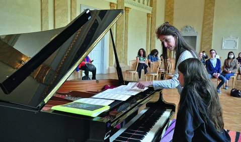 Die Kölner Gruppe um Florence Millet brachte sich auch musikpädagogisch vor Ort ein. Foto: Claudia Irle-Utsch
