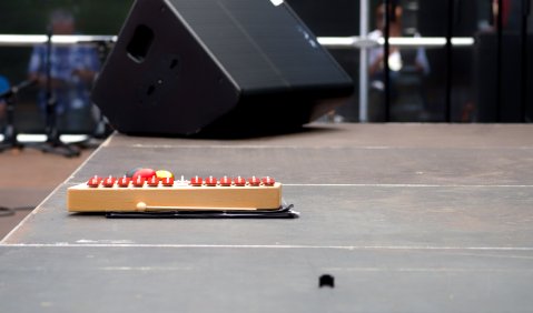 Glockenspiel auf leerwer Bühne. Foto: Hufner