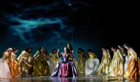 Marguerite de Valois, Daniela Bruera | Une Dame D'Honneur, Johanna Kahlcke | Damen des Opernchors. Foto: Olaf Struck