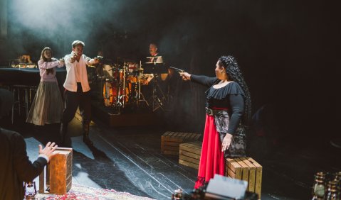 Julia Edtmeier (Mica&euml;la), Anton Zetterholm (Don Jos&eacute;), J&ouml;rg Mikula (Drums / Percussion), Katia Ledoux (Carmen) - &copy; Jenni Koller/Volksoper Wien