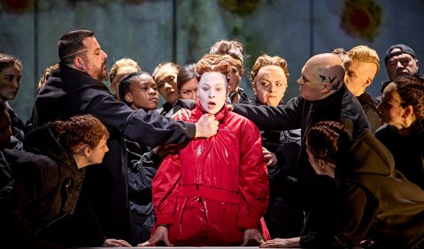 Gezim Myshketa, Katja Danowski, Alexander Roslavets, Chor der Hamburgischen Staatsoper. Foto: Brinkhoff/Mögenburg