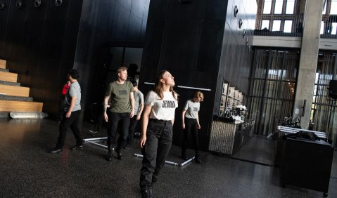 Juho Stén (Simon) und Alina Berit Göke (Jemina). Probenarbeiten zu „Lazarus oder die Feier der Auferstehung“ | Bayerische Theaterakademie August Everding. Foto: Cordula Treml Juho Stén (Simon) und Alina Berit Göke (Jemina). Probenarbeiten zu „Lazarus oder die Feier der Auferstehung“ | Bayerische Theaterakademie August Everding. Foto: Cordula Treml
