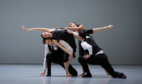 Noetic: Sydney Merrilees, Christian Bauch, Francesca Cesaro, Kristof Kovacz. Foto: © Semperoper Dresden/Admill Kuyler
