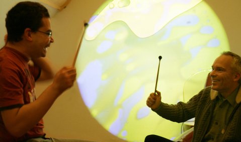 Thomas Bergmann, Musiktherapeut am Berliner Behandlungszentrum mit Schwerpunkt Autismus, im Berufsalltag. Foto: Kreutner