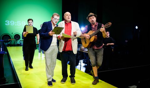 V.l.n.r.: Petra Hartung, Dominique Horwitz, Thomas Thieme, Moritz Rabe und Ensemble. Foto: © Candy Welz