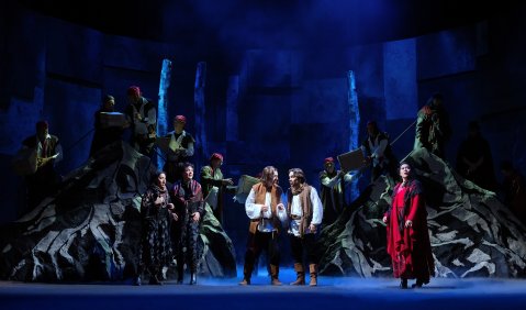 Ofeliya Pogosyan, Luzia Tietze, Robin Grunwald, Oleh Lebedyev, Melissa Zgouridi, Chor, Extrachor. Foto: Volker Beushausen
