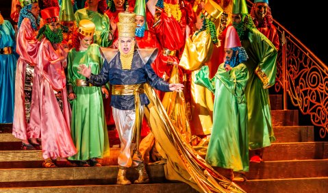 In Partystimmung: Belshazzar (Robert Murray), Chor der Babylonier Foto: Jan Windszus Photography