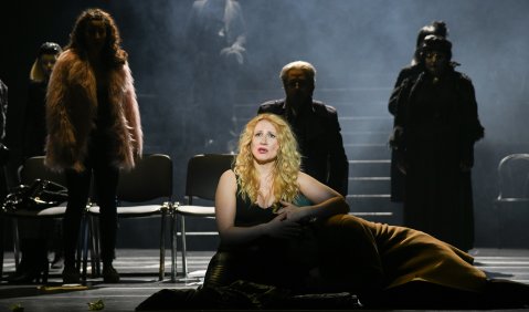 Paula Meyer (Annina), Victoria Kunze (Violetta Val&eacute;ry), Weilian Wang (Alfredo Germont), Chor, Extrachor. Foto: Heiko Sandelmann