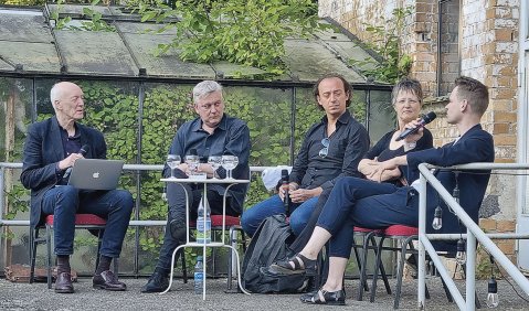 Podiumsgespräch vor dem Abschlusskonzert des DWL-Festivals im Garten der Kölner Orangerie. Von links: Michael Struck-Schloen, Gerald Preinfalk, Thomas Wally, Gunde Jäch-Micko, Christian Lillinger. Foto: Christoph Becher