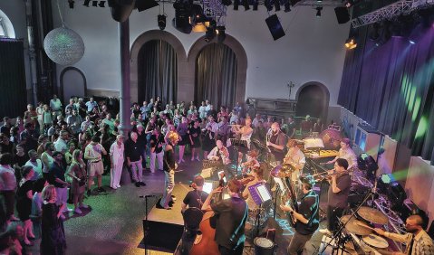 Brachte mit dem Programm „Disco“ klassische Musik und Club-Atmosphäre auch beim Mozartfest Würzburg zusammen: das „Orchester im Treppenhaus“ im Maschinenhaus der Veranstaltungsstätte Bürgerbräu. Foto: Claudia Irle-Utsch