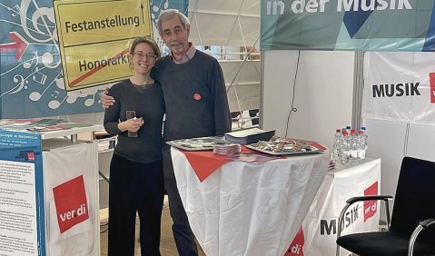 Die Präsenz von ver.di auf dem Musikschulkongress. Viele Plakate, Fyler, ein Stehtisch und Menschen.