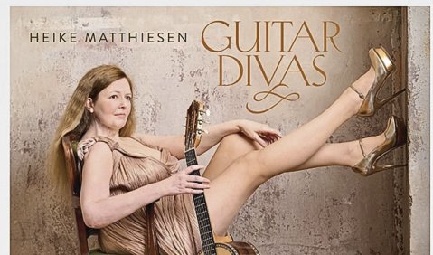 CD-Cover "Guitar Divas" mit Heike Matthiesen als Gitarrendiva. Das Gesamte Cover ist in Alt-Rosa bis Goldtönen gehalten.