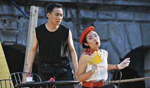 Jongyoung Kim als Nemorino und Hyerin Park als Adina. Im Zweiten Akt wird die Bühne bunt und verwandelt sich in eine Art Zirkuswelt der Illusionen und Fantasie. Fotos: Michael Weber-Schwarz/JMD