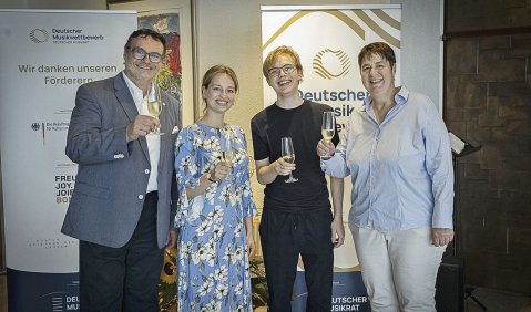 Glückliche Gesichter nach der Ergebnisbekanntgabe: Eva Zalenga und Philipp Schupelius (beide Mitte) sind die Preisträger des Deutschen Musikwettbewerbs 2023