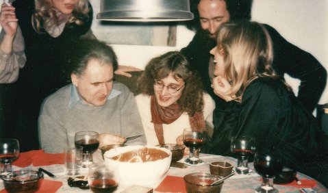Eat-Art-Meeting der Neuen Musik? Von links: Monika Lichtenfeld zu Tisch mit Gerhard Rühm, Gisela Gronemeyer, Reinhard Oehlschlägel und Renate Liesmann (Januar 1981). Foto: Othello Liesmann.